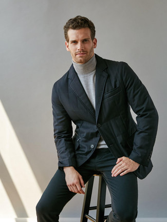 Come indossare e abbinare un dolcevita grigio scuro per un uomo di 30 anni in modo casual: Mostra il tuo stile in un dolcevita grigio scuro con jeans aderenti neri per un look spensierato e alla moda.