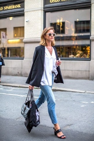 Quale jeans indossare con una tunica bianca per una donna di 30 anni quando fa caldo: Mostra il tuo stile in una tunica bianca con jeans per un look spensierato e alla moda. Sandali con tacco in pelle neri sono una eccellente scelta per completare il look.