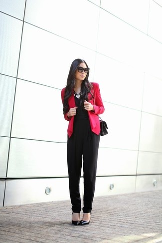 Come indossare e abbinare una tuta nera e dorata: Opta per un blazer rosso e una tuta nera e dorata per affrontare con facilità la tua giornata. Perfeziona questo look con un paio di décolleté in pelle neri.