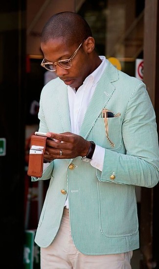 Look alla moda per uomo: Blazer a righe verticali verde, Camicia a maniche lunghe bianca, Chino beige, Cintura in pelle marrone scuro