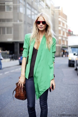 Look alla moda per donna: Blazer di seta verde, Canotta di seta nera, Jeans aderenti blu scuro, Cartella in pelle leopardata marrone