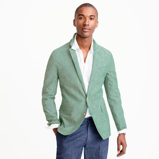 Come indossare e abbinare un blazer verde in modo formale: Sfoggia il tuo aspetto migliore con un blazer verde e pantaloni eleganti blu scuro.