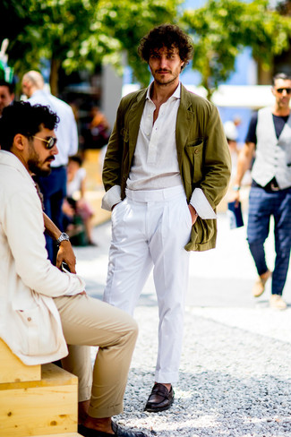 Come indossare e abbinare un blazer verde oliva: Metti un blazer verde oliva e pantaloni eleganti bianchi come un vero gentiluomo. Mocassini eleganti in pelle bordeaux sono una eccellente scelta per completare il look.