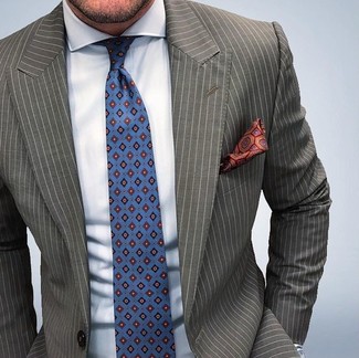 Come indossare e abbinare una cravatta blu scuro e bianca per un uomo di 30 anni in modo smart-casual: Opta per un blazer a righe verticali verde oliva e una cravatta blu scuro e bianca per una silhouette classica e raffinata