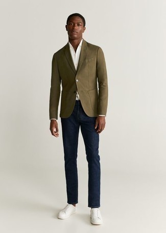 Look alla moda per uomo: Blazer verde oliva, Camicia elegante bianca, Jeans blu scuro, Sneakers basse di tela bianche