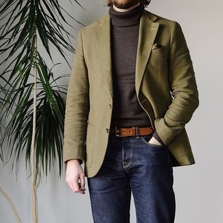 Look alla moda per uomo: Blazer verde oliva, Dolcevita marrone scuro, Jeans blu scuro, Cintura in pelle marrone