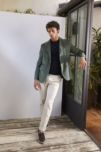Come indossare e abbinare un blazer verde oliva: Punta su un blazer verde oliva e chino bianchi se cerchi uno stile ordinato e alla moda. Opta per un paio di scarpe da barca in pelle nere per un tocco più rilassato.