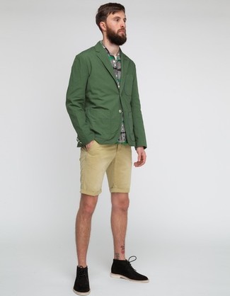 Quale chukka indossare con un blazer verde oliva per un uomo di 30 anni in estate 2024: Metti un blazer verde oliva e pantaloncini beige per creare un look smart casual. Chukka sono una interessante scelta per completare il look. È buona scelta per tuo outfit estivo!