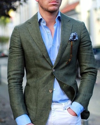 Come indossare e abbinare un fazzoletto da taschino stampato blu per un uomo di 30 anni: Punta su un blazer verde scuro e un fazzoletto da taschino stampato blu per un outfit rilassato ma alla moda.