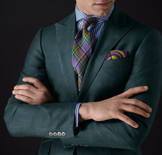 Come indossare e abbinare un fazzoletto da taschino viola per un uomo di 30 anni quando fa caldo: Scegli un blazer verde scuro e un fazzoletto da taschino viola per un outfit rilassato ma alla moda.