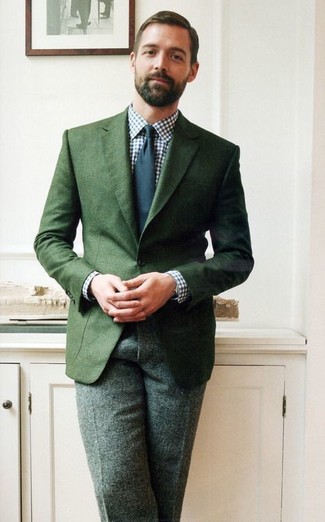 Come indossare e abbinare un blazer verde oliva in estate 2024: Potresti indossare un blazer verde oliva e pantaloni eleganti di lana verde scuro come un vero gentiluomo. Una eccellente idea per essere elegante e trendy anche durante la stagione calda.