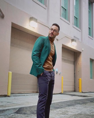 Come indossare e abbinare pantaloni eleganti blu scuro per un uomo di 30 anni quando fa caldo: Una scelta semplice come un blazer verde scuro e pantaloni eleganti blu scuro può distinguerti dalla massa.