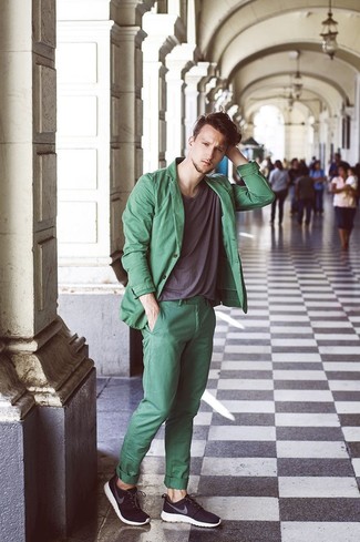 Come indossare e abbinare pantaloni verdi: Vestiti con un blazer di cotone verde e pantaloni verdi, perfetto per il lavoro. Completa questo look con un paio di scarpe sportive nere.