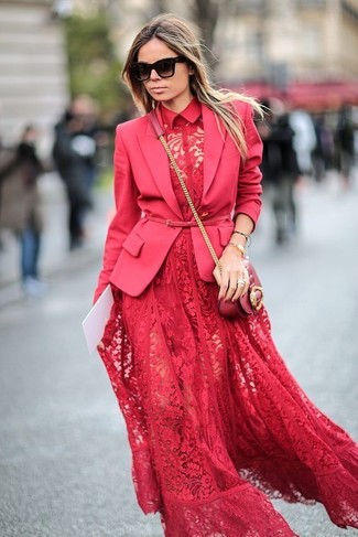 Come indossare e abbinare un vestito lungo per una donna di 30 anni quando fa caldo in modo smart-casual: Prova a combinare un vestito lungo con un blazer rosso per un outfit comodo ma studiato con cura.