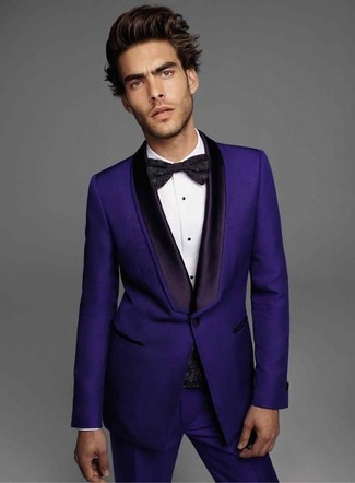 Come indossare e abbinare un blazer viola: Coniuga un blazer viola con pantaloni eleganti viola come un vero gentiluomo.