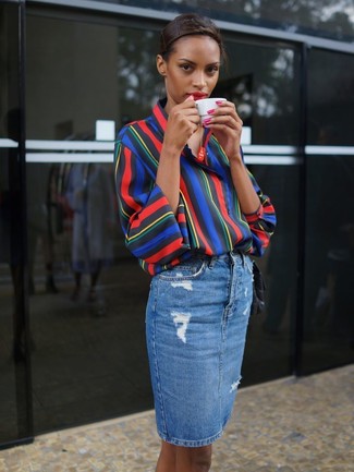 Look alla moda per donna: Blusa abbottonata a righe verticali multicolore, Gonna a tubino di jeans strappata blu