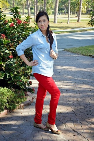 Come indossare e abbinare una canotta con ballerine: Prova ad abbinare una canotta con jeans aderenti rossi per un look comfy-casual. Ballerine sono una splendida scelta per completare il look.