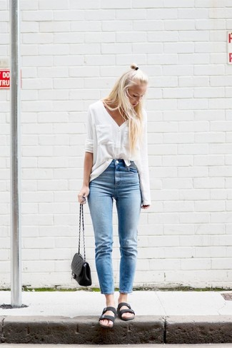 Come indossare e abbinare jeans azzurri in estate 2024: Indossa una blusa abbottonata bianca con jeans azzurri per un look spensierato e alla moda. Sandali piatti in pelle neri creeranno un piacevole contrasto con il resto del look. Questo è il look stupendo per l’estate.