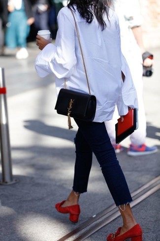 Come indossare e abbinare décolleté bordeaux in modo formale: Indossa una blusa abbottonata bianca e jeans blu scuro per un look raffinato per il tempo libero. Décolleté bordeaux sono una gradevolissima scelta per completare il look.