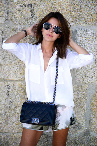 Come indossare e abbinare una borsa a tracolla trapuntata nera in modo smart-casual: Scegli una blusa abbottonata bianca e una borsa a tracolla trapuntata nera per un'atmosfera casual-cool.