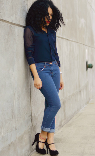 Come indossare e abbinare jeans aderenti blu scuro in modo formale: Abbina una blusa abbottonata blu scuro con jeans aderenti blu scuro per un look semplice, da indossare ogni giorno. Décolleté in pelle scamosciata neri sono una valida scelta per completare il look.