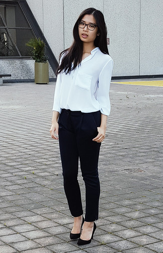 Quale blusa abbottonata indossare con décolleté neri: Abbina una blusa abbottonata con pantaloni stretti in fondo blu scuro per un look davvero alla moda. Décolleté neri sono una buona scelta per completare il look.