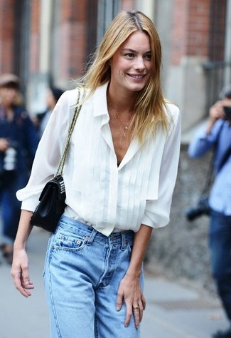 Come indossare e abbinare jeans con una blusa abbottonata: Abbina una blusa abbottonata con jeans per un fantastico look da sfoggiare nel weekend.