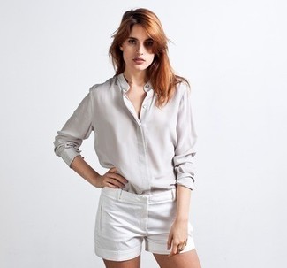 Quale blusa abbottonata indossare con pantaloncini bianchi: Combina una blusa abbottonata con pantaloncini bianchi per un look raffinato.
