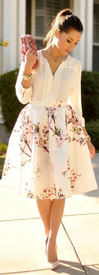 Look alla moda per donna: Blusa abbottonata bianca, Gonna a ruota a fiori bianca, Décolleté in pelle beige, Pochette di raso rosa