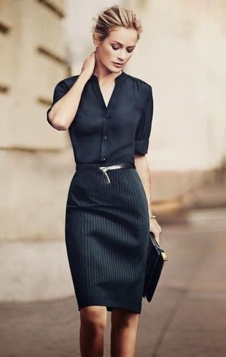 Come indossare e abbinare una blusa abbottonata: Scegli una blusa abbottonata e una gonna a tubino a righe verticali nera se cerchi uno stile ordinato e alla moda.
