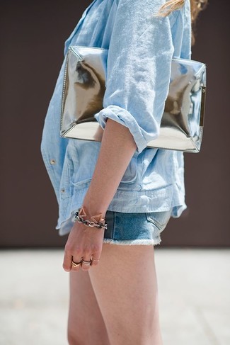 Come indossare e abbinare una pochette in pelle argento in modo smart-casual: Combina una blusa abbottonata in chambray azzurra con una pochette in pelle argento per una sensazione di semplicità e spensieratezza.