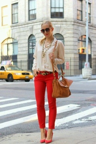 Look alla moda per donna: Blusa abbottonata beige, Jeans aderenti rossi, Décolleté con zeppa in pelle scamosciata rossi, Cartella in pelle terracotta