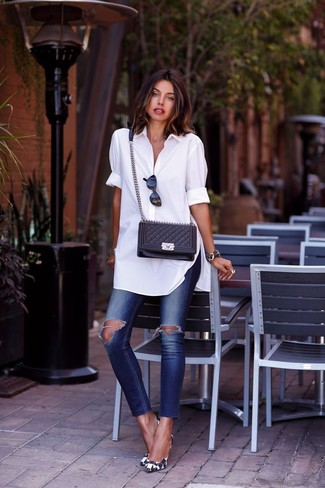 Come indossare e abbinare décolleté con jeans aderenti: Scegli una blusa abbottonata bianca e jeans aderenti per affrontare con facilità la tua giornata. Décolleté sono una valida scelta per completare il look.