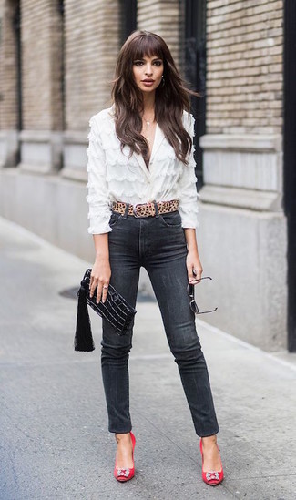 Come indossare e abbinare décolleté con una blusa abbottonata: Abbina una blusa abbottonata con jeans aderenti neri per un look raffinato. Décolleté sono una eccellente scelta per completare il look.