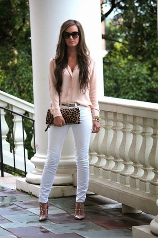Quale décolleté indossare con jeans bianchi: Indossa una blusa abbottonata rosa e jeans bianchi per un semplice tocco di eleganza. Completa questo look con un paio di décolleté.