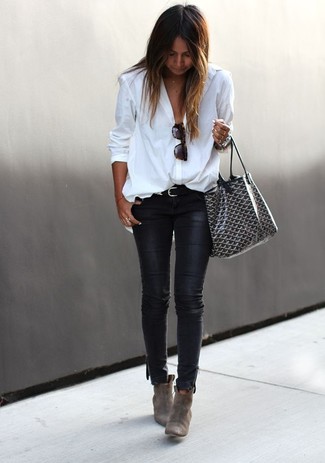 Quale jeans indossare con stivaletti grigi: Potresti indossare una blusa abbottonata bianca e jeans per affrontare con facilità la tua giornata. Un paio di stivaletti grigi si abbina alla perfezione a una grande varietà di outfit.
