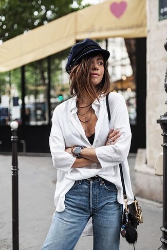 Come indossare e abbinare un orologio in pelle nero per una donna di 20 anni: Una blusa abbottonata bianca e un orologio in pelle nero trasmettono una sensazione di semplicità e spensieratezza.