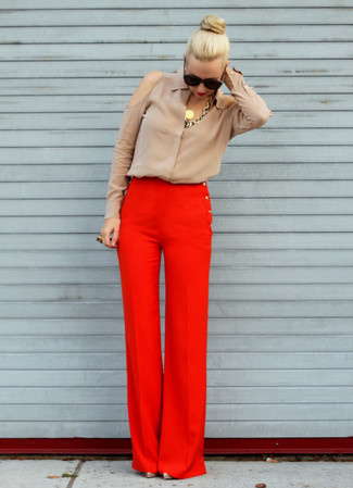 Come indossare e abbinare una camicetta di seta marrone chiaro per una donna di 30 anni: Opta per un look sofisticato in una camicetta di seta marrone chiaro e pantaloni larghi rossi. Questo outfit si abbina perfettamente a un paio di décolleté beige.