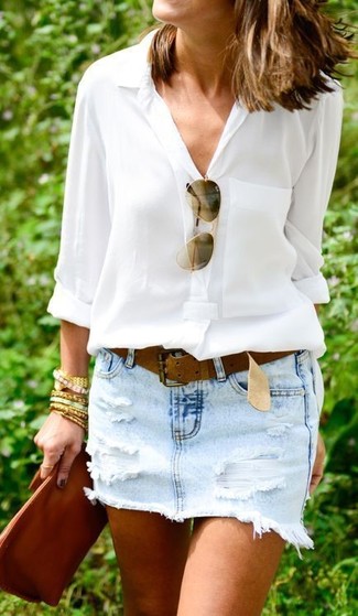 Come indossare e abbinare una pochette in pelle marrone in modo smart-casual: Mostra il tuo stile in una blusa abbottonata bianca con una pochette in pelle marrone per essere casual.
