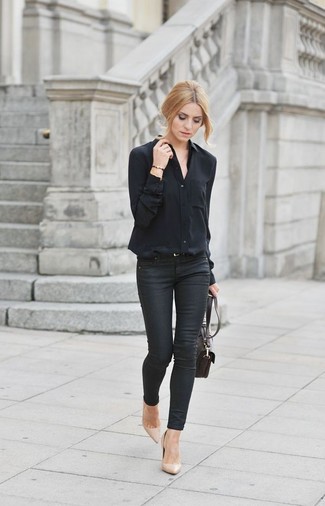 Look alla moda per donna: Blusa abbottonata nera, Jeans aderenti neri, Décolleté in pelle beige, Borsa a tracolla in pelle marrone scuro