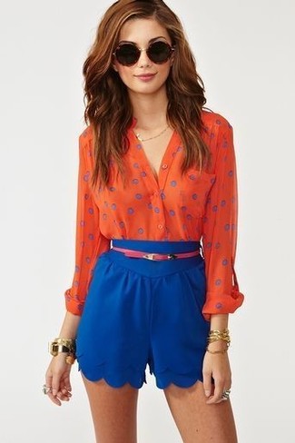 Come indossare e abbinare pantaloncini blu per una donna di 30 anni in modo smart-casual: Prova ad abbinare una blusa abbottonata a pois rossa e blu scuro con pantaloncini blu per un look trendy e alla mano.