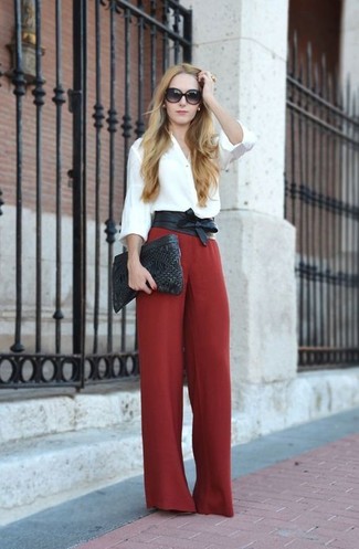 Pantaloni larghi rossi di Moschino