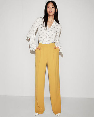 Look alla moda per donna: Blusa abbottonata stampata bianca, Pantaloni larghi gialli, Décolleté in pelle bianchi