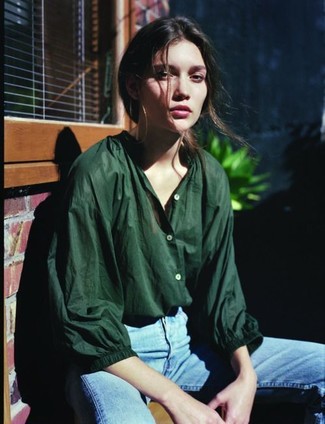 Come indossare e abbinare jeans azzurri per una donna di 30 anni: Coniuga una blusa abbottonata verde scuro con jeans azzurri per un look raffinato.