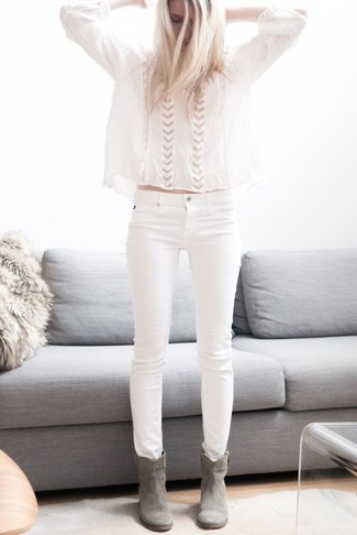 Come indossare e abbinare jeans bianchi per una donna di 30 anni in modo smart-casual: Indossa una camicetta estiva bianca con jeans bianchi per un outfit che si fa notare. Stivaletti in pelle scamosciata grigi sono una splendida scelta per completare il look.