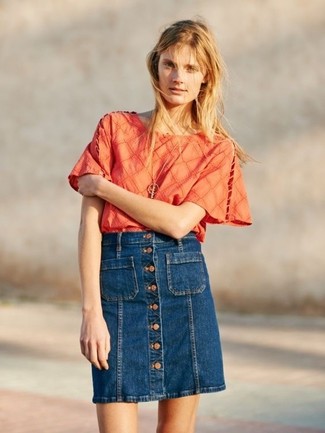 Come indossare e abbinare una camicetta arancione: Coniuga una camicetta arancione con una gonna con bottoni di jeans blu scuro per affrontare con facilità la tua giornata.