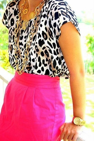 Come indossare e abbinare una gonna rosa: Coniuga una camicetta manica corta leopardata beige con una gonna rosa per essere casual.