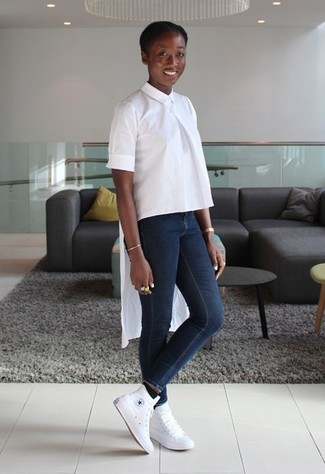 Quale jeans aderenti indossare con una camicetta manica corta bianca: Potresti abbinare una camicetta manica corta bianca con jeans aderenti per un outfit comodo ma studiato con cura. Se non vuoi essere troppo formale, opta per un paio di sneakers alte in pelle bianche.