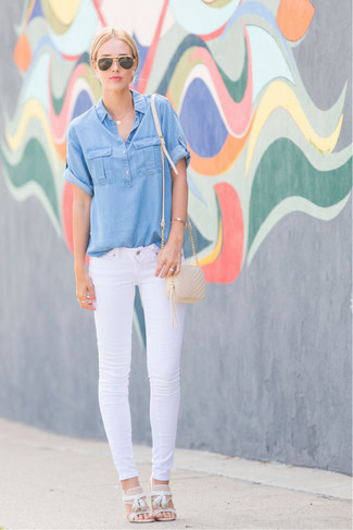 Come indossare e abbinare una camicetta blu quando fa molto caldo in modo smart-casual: Indossa una camicetta blu con jeans aderenti bianchi per affrontare con facilità la tua giornata. Sandali con tacco in pelle bianchi sono una interessante scelta per completare il look.