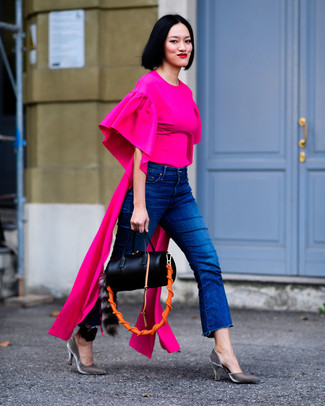 Look alla moda per donna: Camicetta manica corta fucsia, Jeans blu, Décolleté di velluto grigi, Borsone in pelle nero